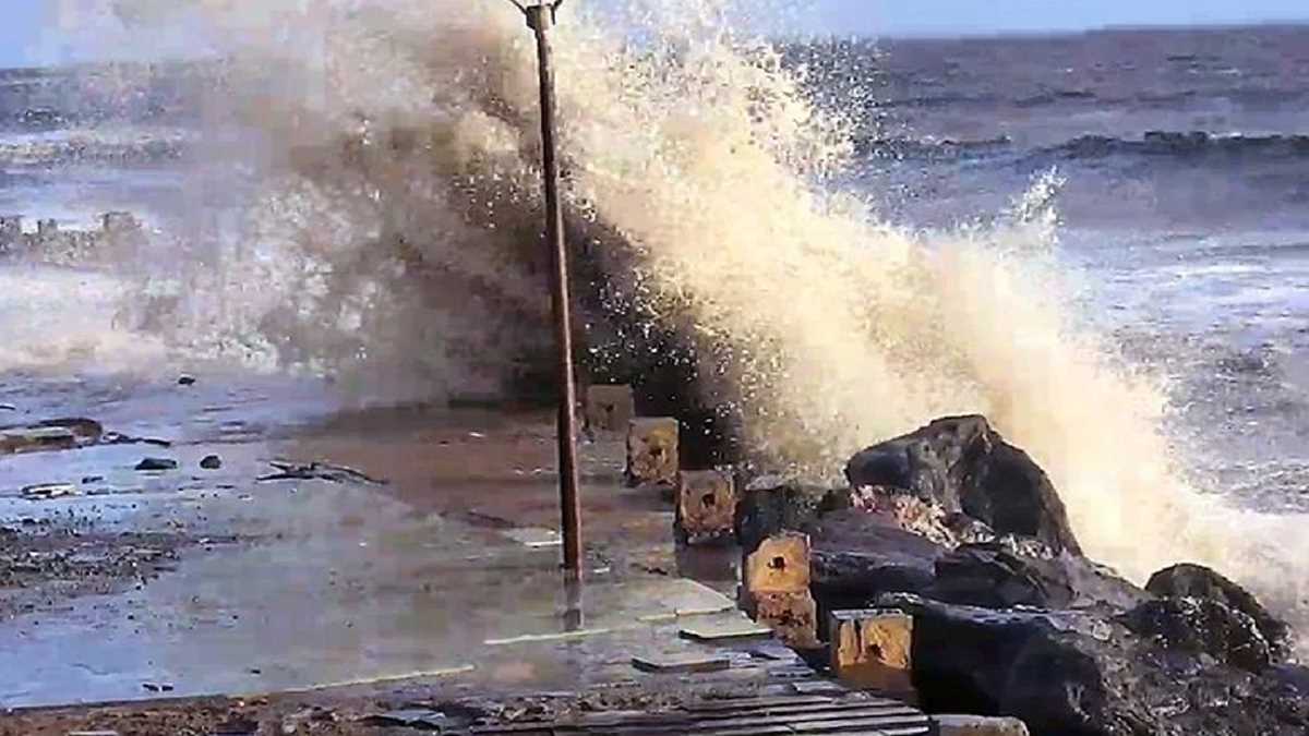 लैंडफॉल से पहले तूफान की तबाही शुरू, तेज हवाओं के साथ बारिश, यातायात प्रभावित